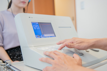 使用针灸专用纯音听力计进行听力检查